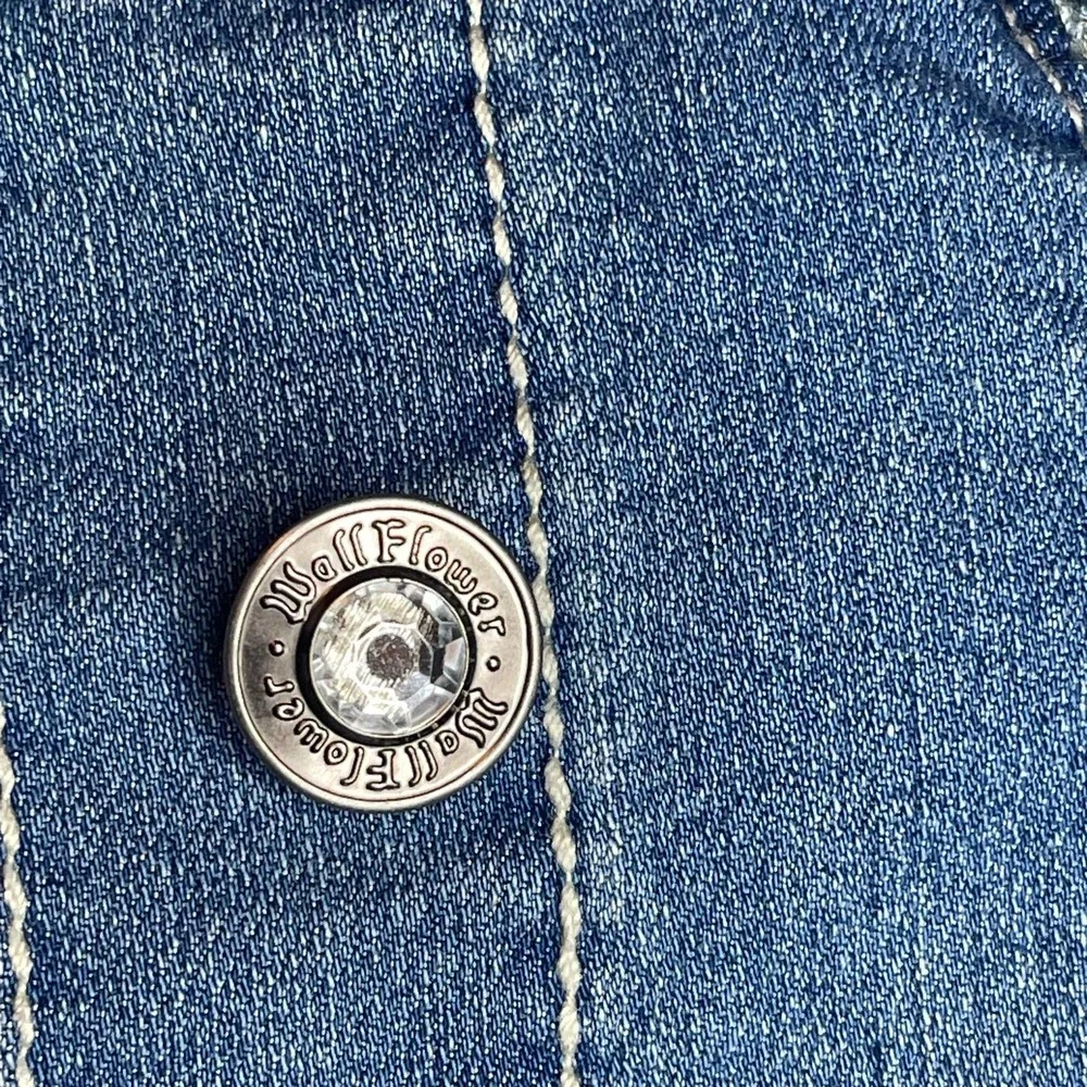 Wallflower denim Jean Jacket size L holiday snowflakes - Picture 8 of 8